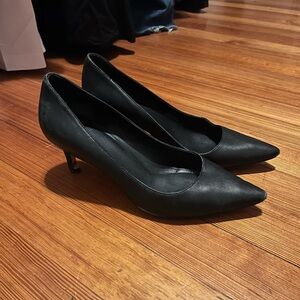 Black pumps
